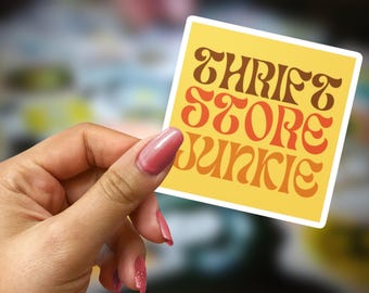 Naklejka winylowa "Thrift Store Junkie Kiss-Cut", kwadratowa naklejka w stylu retro, uroczy prezent dla osoby kupującej w sklepie z używanymi rzeczami, fanka sklepu z używanymi rzeczami, prezent dla niej
