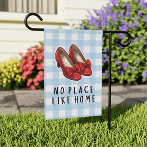 No hay lugar como la bandera del jardín de la casa, zapatillas de rubí regalo inspirado en el Mago de Oz, decoración del hogar de Oz, regalo para el fan amante de Oz, estandarte de la casa de Dorothy