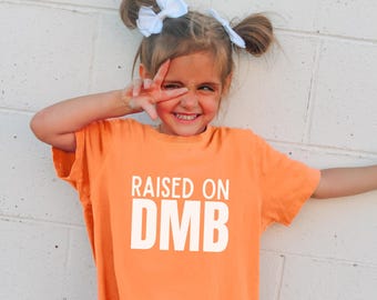 Maglietta per ragazzi "Raised on DMB", maglietta per bambini della Dave Matthews Band, regalo per fan dei DMB, regalo per genitori amanti di Dave Matthews, primo concerto per bambini e ragazzi.