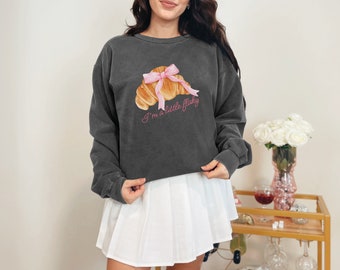 Sudadera con colores cómodos "I'm a Little Flaky", divertida camiseta con lazo rosa de croissant, regalo para amantes del pan, lindo suéter femenino para mujer