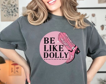 Be Like Dolly Comfort Farben Grafik T-Shirt, Cowboy Cowgirl Stiefel, Pink T-Shirt, Dolly Parton Shirt, Dolly Parton Fan Geschenk