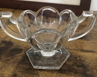Art-Deco-Glas trophäenförmige Zucker- oder Salzschale Chippendale-Stil mit zwei Griffen Salz- oder Zuckerdose. retro Stil und Muster