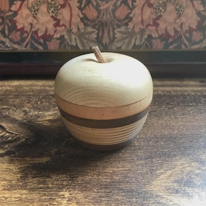 Caja de almacenamiento de madera torneada vintage con forma de manzana, tallada a mano, para guardar objetos pequeños, 7,5 cm.