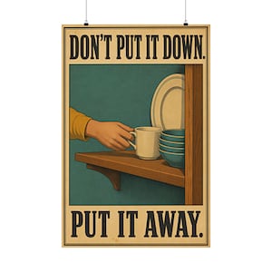 Könnte beinhalten: Ein rechteckiges Poster mit beigem Rand und schwarzem Text, der DON'T PUT IT DOWN. PUT IT AWAY. lautet. Die Illustration zeigt ein Holzregal mit einer weißen Tasse, einem Stapel aus drei blaugrünen Schalen und einem großen Teller.