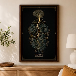 Op de afbeelding: Een ingelijste wandkunstprint met een zwarte achtergrond en een goudkleurige illustratie van het menselijk zenuwstelsel, inclusief de hersenen, het hart, de longen en spijsverteringsorganen, met de tekst VAGUS the wandering nerve onderaan.