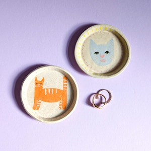 Ceramic jewelry plate with cat blue or orange, jewelry bowl, ring bowl, ring dish, pottery jewelry bowl, bowl decoration