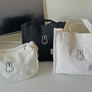 mit Hasen bestickter Schulter- und Baguettetasche