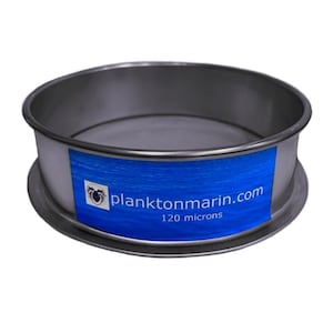 Może przedstawiać: Okrągłe, srebrne sito metalowe z niebieską etykietą z napisem "planktonmarin.com 120 mikronów".