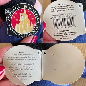 Puede incluir: Un peluche de Mickey Mouse azul en forma de saco de frijoles con una etiqueta que dice "Where Magic Lives Mickey Mouse Bean Bag" e incluye instrucciones de cuidado e informaci&oacute;n sobre los parques y resorts de Walt Disney.