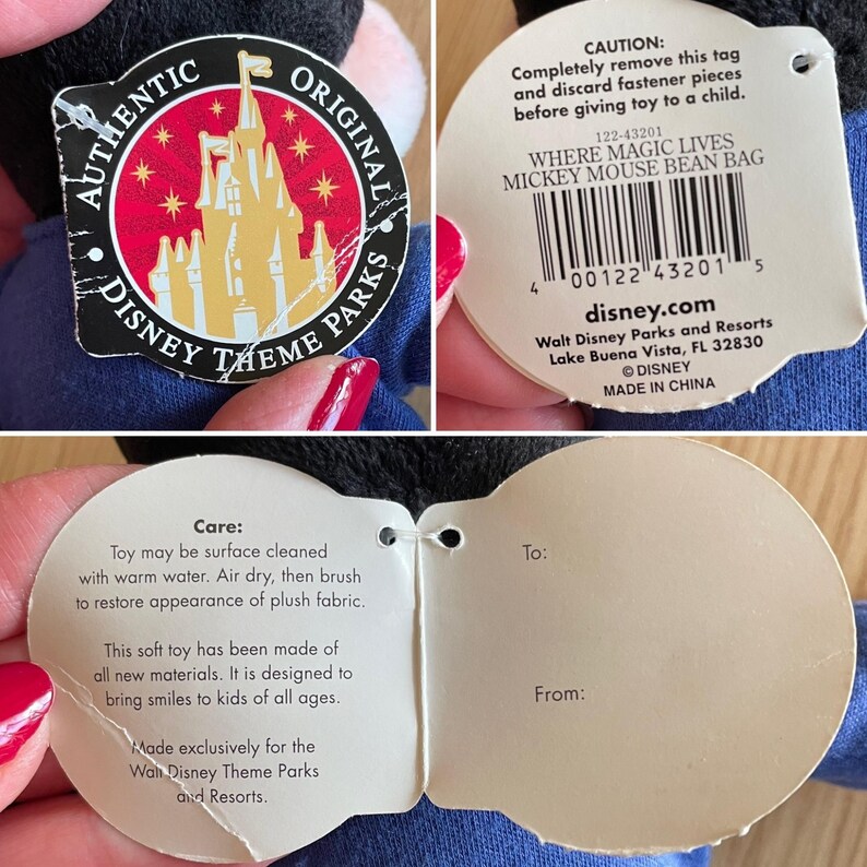 Puede incluir: Un peluche de Mickey Mouse azul en forma de saco de frijoles con una etiqueta que dice "Where Magic Lives Mickey Mouse Bean Bag" e incluye instrucciones de cuidado e informaci&oacute;n sobre los parques y resorts de Walt Disney.