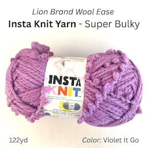 Puede incluir: Un ovillo de lana violeta Lion Brand Insta Knit, etiquetado como "Super Bulky". La etiqueta dice "Violet It Go" y "111.5 metros". La lana tiene un aspecto texturizado y voluminoso, ideal para proyectos de tejido.