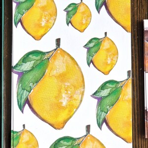Cartão postal de limão - A6 Arte de frutas em aquarela, ilustração botânica, amarelo vibrante e verde, cartão de felicitações de 350 g/m², design original, feito à mão