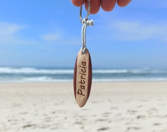 Llavero de surf personalizado, signo de nombre grabado personalizado, llavero de madera recuperada como regalo personal para un amigo, regalo de surfista para novio