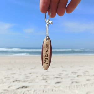 Llavero de surf personalizado, signo de nombre grabado personalizado, llavero de madera recuperada como regalo personal para un amigo, regalo de surfista para novio imagen 1