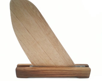 Regalo de surf personalizado: aleta de tabla de remo de madera con soporte de madera, caja de regalo única inspirada en olas de decoración costera para el novio amante del deporte