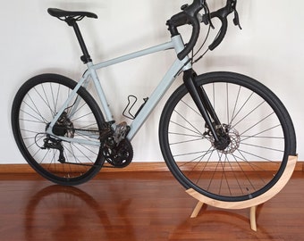 Soporte móvil clásico para bicicleta, estante de madera para suelo, soporte de exhibición decorativo funcional para cualquier Interior, regalo personalizado