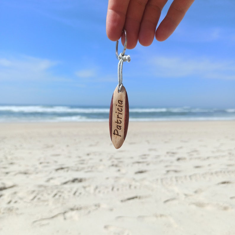 Llavero de surf personalizado, signo de nombre grabado personalizado, llavero de madera recuperada como regalo personal para un amigo, regalo de surfista para novio imagen 1