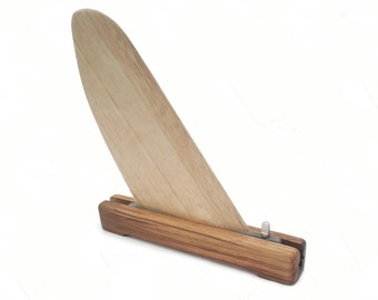 Aleta de tabla de remo de madera personalizada con soporte, regalo de surfista grabado personalizado para el novio amante del surf, caja de regalo única con decoración costera