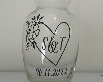 Personalisiertes Herzstück | Tischdekoration Hochzeit | Benutzerdefinierte Blumenvase | Glas/Vinyl Vase Hochzeit | Blumenvase Mittelstück