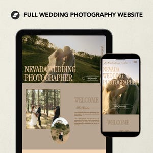 Pode incluir: Captura de tela de um site que mostra a página inicial de um fotógrafo de casamento. O site apresenta um casal se abraçando em um ambiente de floresta, uma mensagem de boas-vindas e o texto "Nevada Wedding Photographer".