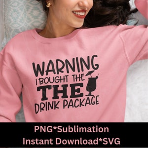 Könnte beinhalten: Rosafarbener Pullover mit schwarzem Text, der "Warning I bought the the drink package" lautet, mit einem Cocktailglas und einem Regenschirm.