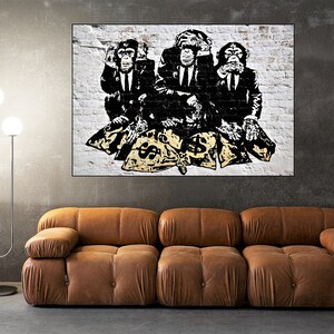 Peut inclure: Trois chimpanzés portant des costumes et des cravates sont assis sur un mur de briques blanches. Chaque chimpanzé couvre l'un de ses sens : l'un se couvre les yeux, l'autre se couvre les oreilles et le dernier se couvre la bouche. Ils sont assis sur des sacs d'argent avec des signes de dollars dessus.