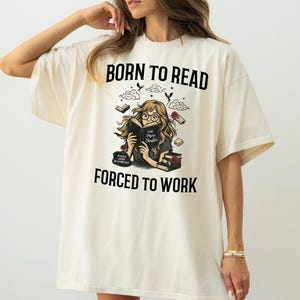 Bluza z kapturem Born To Read Forced To Work, Prezenty książkowe dla niej, Koszulka z gadżetami z książek fantasy, Koszulka BookTok, Ubrania dla miłośników książek, Sweter TBR