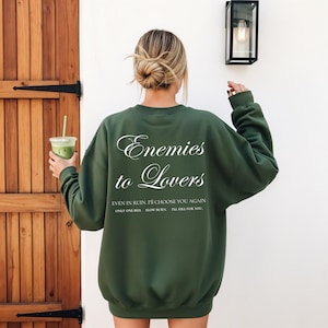 Minimalistisch “Enemies to Lovers” tekstdesign op hoodie, sweatshirt of T-shirt voor romance readers. Perfect voor fans van de enemies-to-lovers trope en bookish fashion. Zacht, comfortabel en ideaal om te dragen tijdens het lezen. Stijlvol cadeau voor boekenliefhebbers.