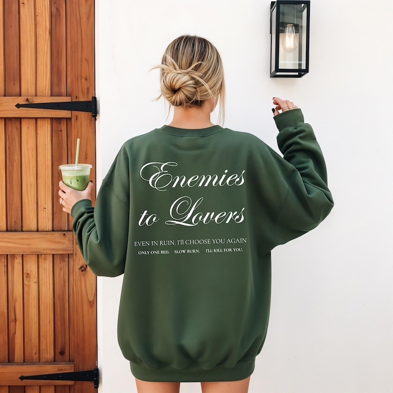 Minimalistisch “Enemies to Lovers” tekstdesign op hoodie, sweatshirt of T-shirt voor romance readers. Perfect voor fans van de enemies-to-lovers trope en bookish fashion. Zacht, comfortabel en ideaal om te dragen tijdens het lezen. Stijlvol cadeau voor boekenliefhebbers.