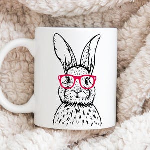 Geniet van je koffie of thee met deze schattige konijnenmok met bril! 🐰☕ Perfect voor dierenliefhebbers, kinderen en als leuk cadeau. De mok is met de hand bedrukt in mijn studio, waardoor elk exemplaar uniek is. Vaatwasser- en magnetronbestendig. Verkrijgbaar als mok alleen, mok + onderzetter of alleen de onderzetter. Ideaal voor Pasen, verjaardagen of gewoon als schattige toevoeging aan je servies!