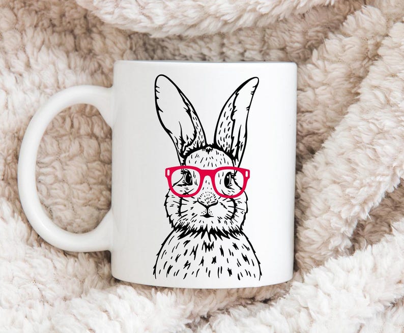 Geniet van je koffie of thee met deze schattige konijnenmok met bril! 🐰☕ Perfect voor dierenliefhebbers, kinderen en als leuk cadeau. De mok is met de hand bedrukt in mijn studio, waardoor elk exemplaar uniek is. Vaatwasser- en magnetronbestendig. Verkrijgbaar als mok alleen, mok + onderzetter of alleen de onderzetter. Ideaal voor Pasen, verjaardagen of gewoon als schattige toevoeging aan je servies!