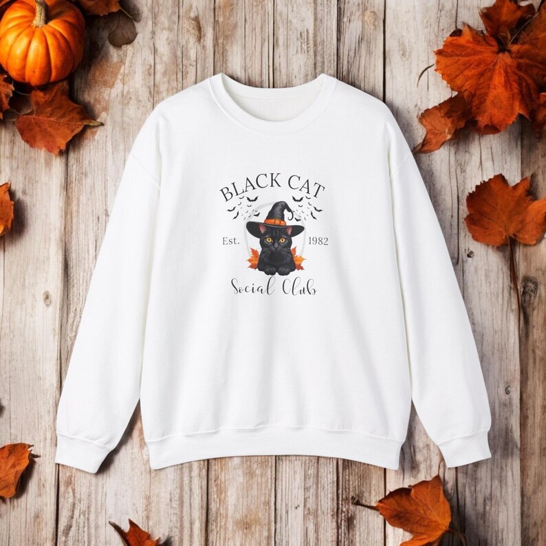 Schattige zwarte kat met een heksenhoed, perfect in Halloween-stijl, gedrukt op een comfortabel sweatshirt en t-shirt.