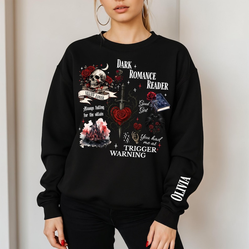 Minimalistisch “Dark Romance Reader” tekstdesign op hoodie, sweatshirt of T-shirt voor romance readers. Perfect voor fans van de enemies-to-lovers trope en bookish fashion. Zacht, comfortabel en ideaal om te dragen tijdens het lezen. Stijlvol cadeau voor boekenliefhebbers.