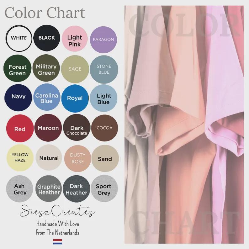 Pu&ograve; includere: Una tabella colori che mostra ventiquattro campioni circolari con etichette tra cui White, Black, Light Pink, Paragon, Forest Green, Military Green, Sage, Stone Blue, Navy, Carolina Blue, Royal, Light Blue, Red, Maroon, Dark Chocolate, Cocoa, Yellow Haze, Natural, Dusty Rose, Sand, Ash Grey, Graphite, Dark Heather e Sport Grey, con il testo SieszCreates Handmade With Love From The Netherlands.