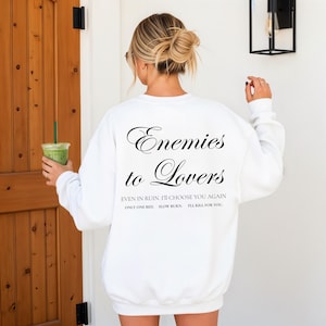 Minimalistisch “Enemies to Lovers” tekstdesign op hoodie, sweatshirt of T-shirt voor romance readers. Perfect voor fans van de enemies-to-lovers trope en bookish fashion. Zacht, comfortabel en ideaal om te dragen tijdens het lezen. Stijlvol cadeau voor boekenliefhebbers.