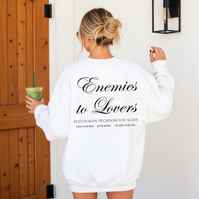 Minimalistisch “Enemies to Lovers” tekstdesign op hoodie, sweatshirt of T-shirt voor romance readers. Perfect voor fans van de enemies-to-lovers trope en bookish fashion. Zacht, comfortabel en ideaal om te dragen tijdens het lezen. Stijlvol cadeau voor boekenliefhebbers.