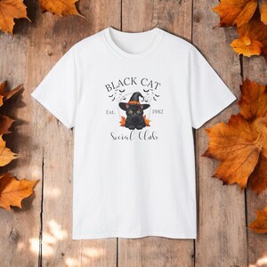 Schattige zwarte kat met een heksenhoed, perfect in Halloween-stijl, gedrukt op een comfortabel sweatshirt en t-shirt.