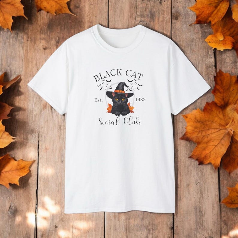 Schattige zwarte kat met een heksenhoed, perfect in Halloween-stijl, gedrukt op een comfortabel sweatshirt en t-shirt.