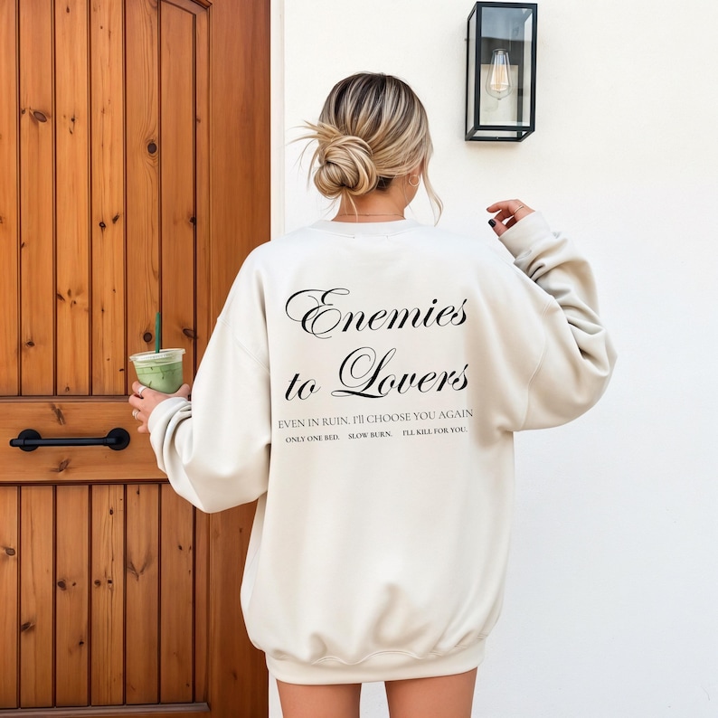 Minimalistisch “Enemies to Lovers” tekstdesign op hoodie, sweatshirt of T-shirt voor romance readers. Perfect voor fans van de enemies-to-lovers trope en bookish fashion. Zacht, comfortabel en ideaal om te dragen tijdens het lezen. Stijlvol cadeau voor boekenliefhebbers.