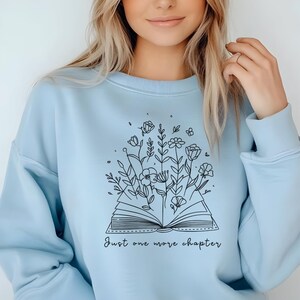 Boekenliefhebber sweatshirt met de tekst Just One More Chapter | Zacht en comfortabel | Perfect cadeau voor lezers | Beschikbaar in verschillende kleuren en maten