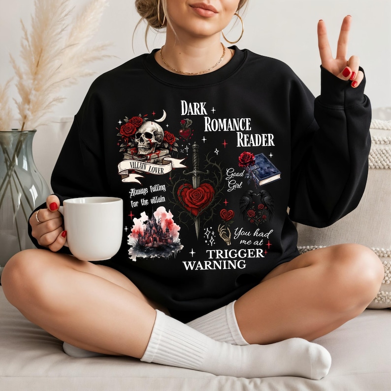 Minimalistisch “Dark Romance Reader” tekstdesign op hoodie, sweatshirt of T-shirt voor romance readers. Perfect voor fans van de enemies-to-lovers trope en bookish fashion. Zacht, comfortabel en ideaal om te dragen tijdens het lezen. Stijlvol cadeau voor boekenliefhebbers.