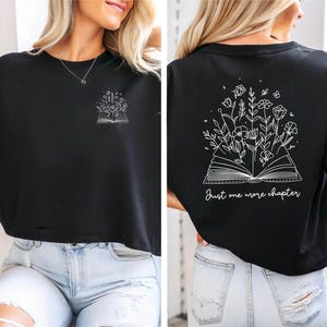 Een must-have voor elke boekenliefhebber! Deze comfy sweatshirt heeft een opvallend design met de tekst Just One More Chapter, een open boek en sierlijke bloemen. Dubbelzijdig bedrukt en verkrijgbaar in verschillende kleuren, maten én als T-shirt of hoodie. Perfect om in weg te kruipen met je favoriete verhaal – of dat ene hoofdstuk dat je móet uitlezen. Ideaal als cadeau of om je eigen leesverslaving te vieren! 📚✨
