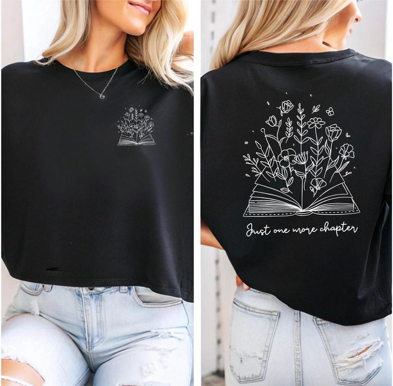 Een must-have voor elke boekenliefhebber! Deze comfy sweatshirt heeft een opvallend design met de tekst Just One More Chapter, een open boek en sierlijke bloemen. Dubbelzijdig bedrukt en verkrijgbaar in verschillende kleuren, maten én als T-shirt of hoodie. Perfect om in weg te kruipen met je favoriete verhaal – of dat ene hoofdstuk dat je móet uitlezen. Ideaal als cadeau of om je eigen leesverslaving te vieren! 📚✨