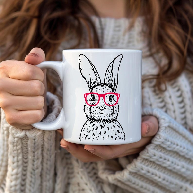 Geniet van je koffie of thee met deze schattige konijnenmok met bril! 🐰☕ Perfect voor dierenliefhebbers, kinderen en als leuk cadeau. De mok is met de hand bedrukt in mijn studio, waardoor elk exemplaar uniek is. Vaatwasser- en magnetronbestendig. Verkrijgbaar als mok alleen, mok + onderzetter of alleen de onderzetter. Ideaal voor Pasen, verjaardagen of gewoon als schattige toevoeging aan je servies!