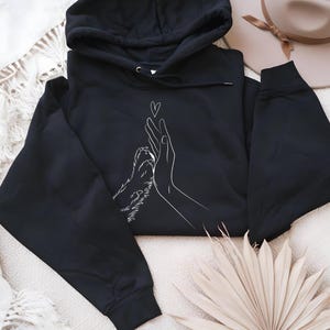 Trendy unisex sweatshirt, T-shirt of hoodie met "high five"-design voor honden- en dierenliefhebbers. Perfect cadeau voor hondenmoeders, Moederdag of hondenbezitters. Verkrijgbaar in diverse kleuren en maten!