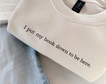 Sweat-shirt brodé « J'ai posé mon livre pour être ici » - Sweat à capuche brodé pour amoureux des livres, Sweat-shirt humoristique sur la lecture, Cadeau pour les lecteurs