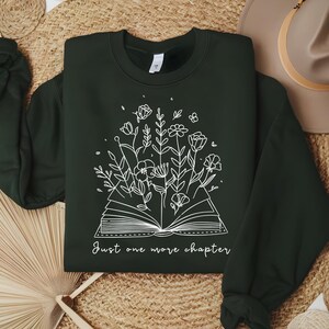 Boekenliefhebber sweatshirt met de tekst Just One More Chapter | Zacht en comfortabel | Perfect cadeau voor lezers | Beschikbaar in verschillende kleuren en maten