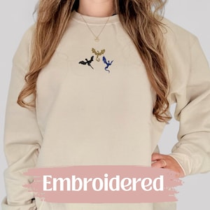 Broderade drakar-tröja, boklig present till henne, fantasybok-merchandise-tröja, BookTok-tröja, bokälskarkläder, bibliotekarie-tröja Sand