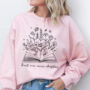Boekenliefhebber sweatshirt met de tekst Just One More Chapter | Zacht en comfortabel | Perfect cadeau voor lezers | Beschikbaar in verschillende kleuren en maten