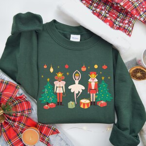 Felpa natalizia Schiaccianoci | Maglione invernale festivo con decorazioni natalizie | Regalo di Natale unico | Maglione caldo con disegno Schiaccianoci |